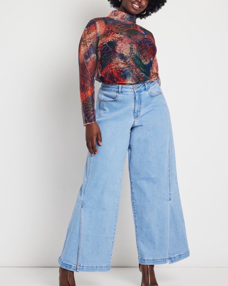 Front of a model wearing a size 14 Celia Wide Leg Jean with Slit in Light Wash by ELOQUII. | dia_product_style_image_id:236532